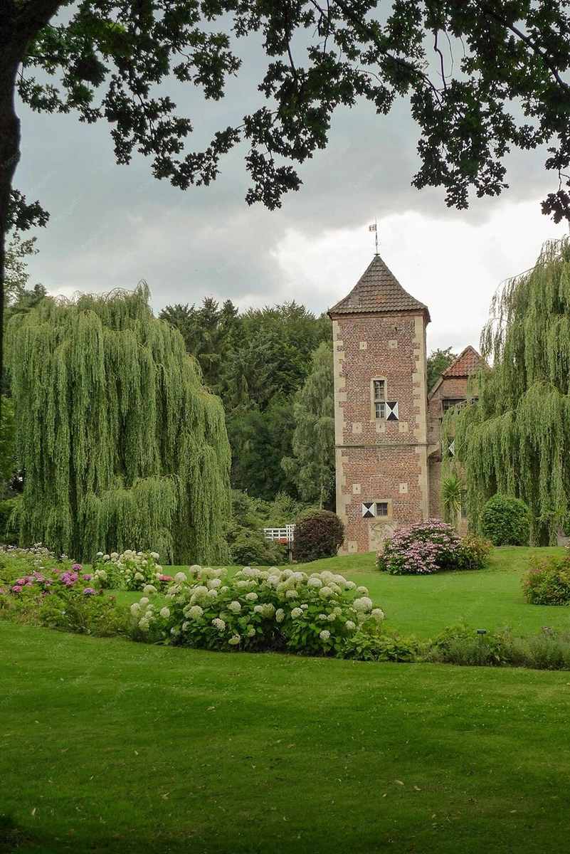 Photographie d'un jardin privé : domaine personnel attenant à une demeure historique.
