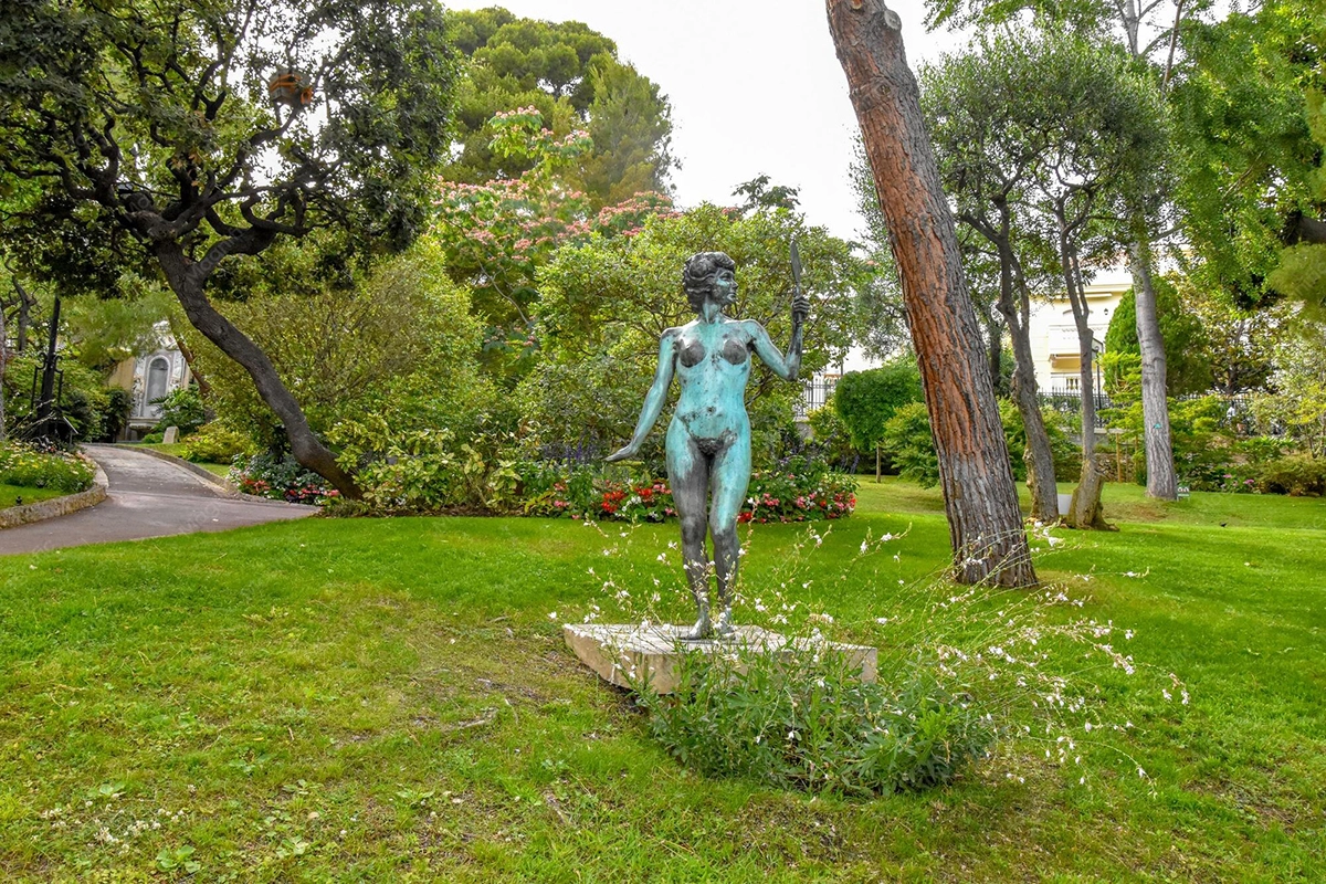 Photographie d'un parc paysager : allées sinueuses, vues lointaines, jeu sur la topographie à l'anglaise.